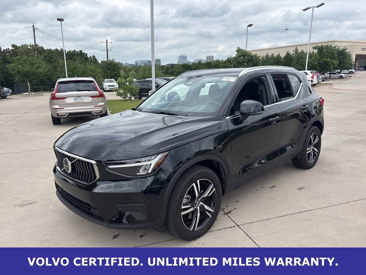 Used 2025 Volvo XC40 B5 Core AWD/4WD image 1