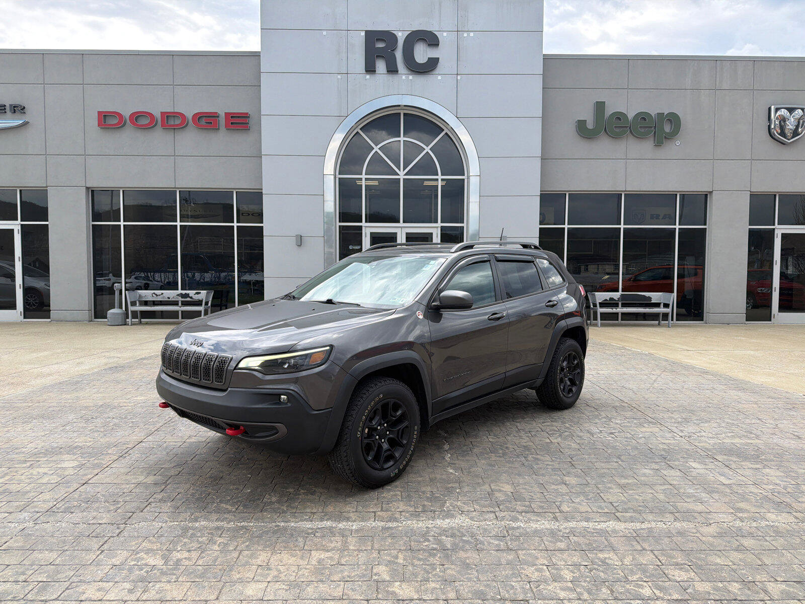 Used 2020 Jeep Cherokee Trailhawk image 1