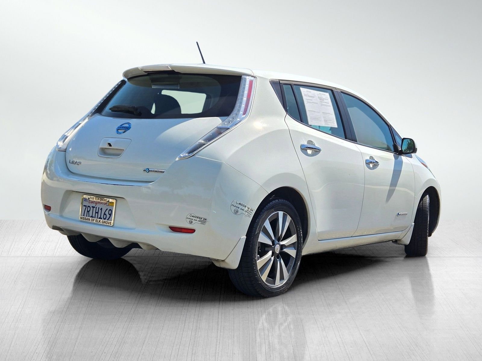 Used 2016 Nissan Leaf SV w/ Premium Package FWD image 4