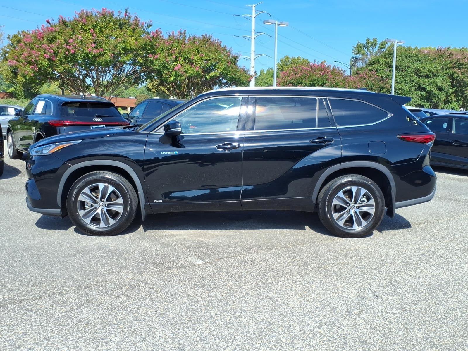 Used 2020 Toyota Highlander XLE AWD/4WD image 3