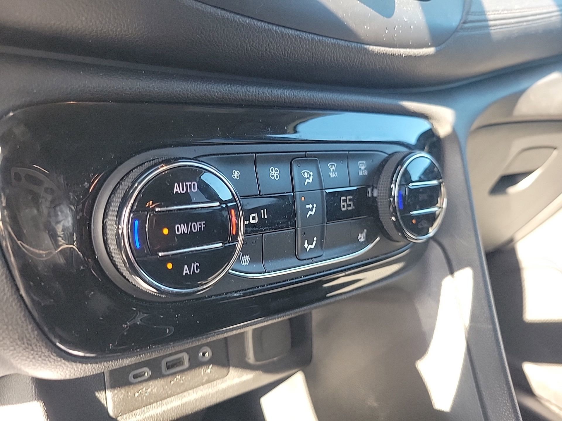 Used 2023 Buick Encore GX Select w/ Sport Touring Package image 29