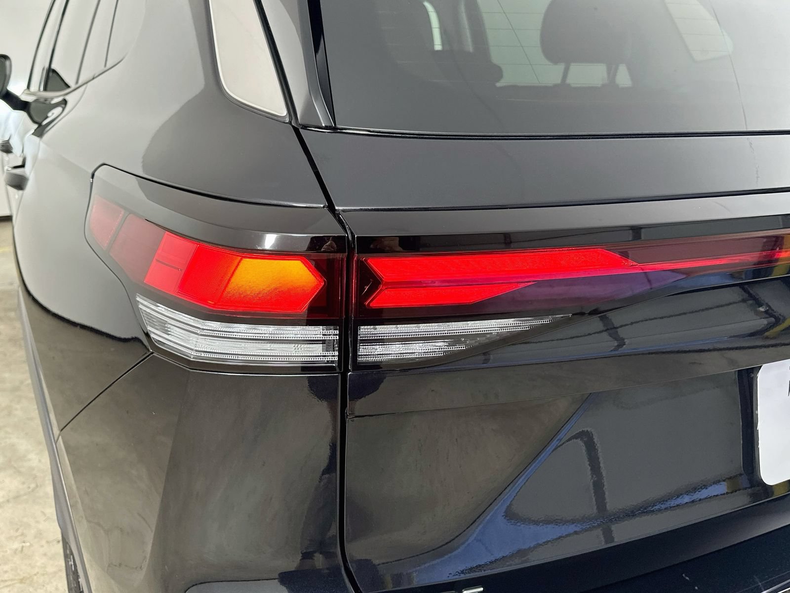 Certified 2025 Volkswagen Tiguan SE AWD/4WD image 12