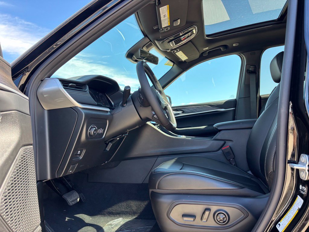 New 2027 Jeep Grand Cherokee Limited w/ Limited Altitude Package AWD/4WD image 7