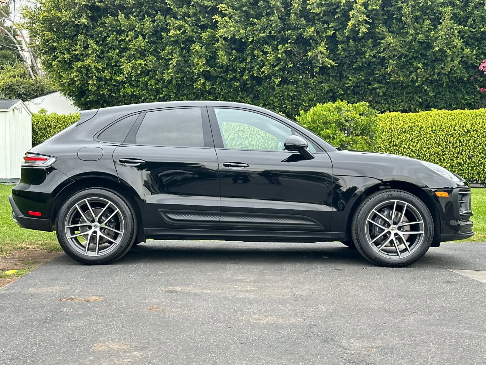 Certified 2025 Porsche Macan AWD/4WD image 9