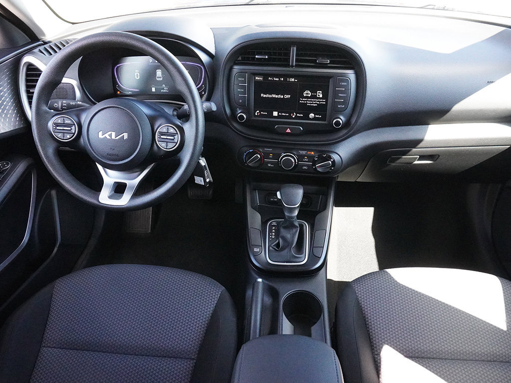 Used 2025 Kia Soul LX w/ LX Technology Package FWD image 32