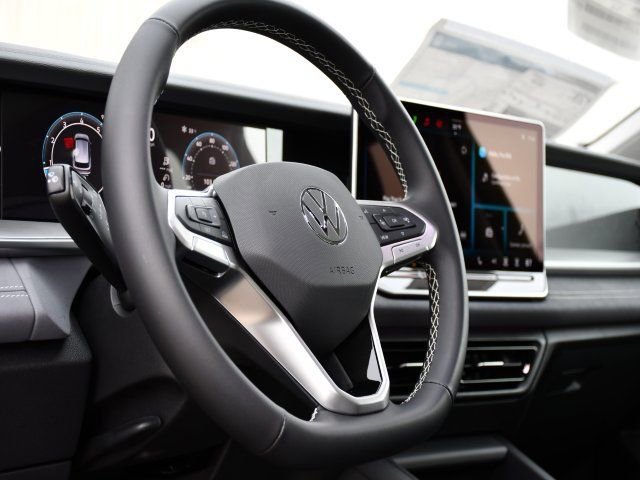 New 2026 Volkswagen Tiguan SE FWD image 11