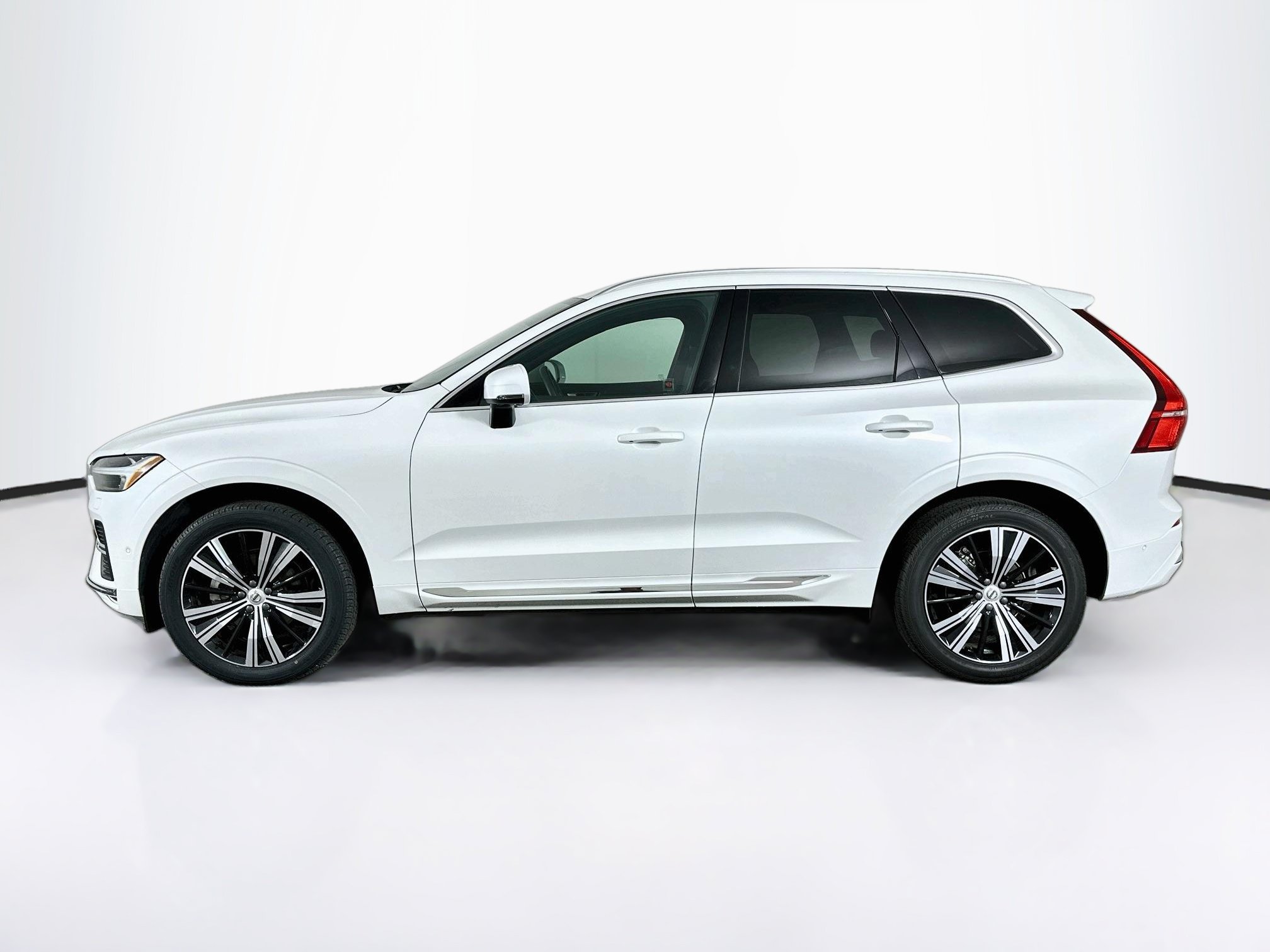 Used 2023 Volvo XC60 B5 Plus w/ Protection Package Premier FWD image 4