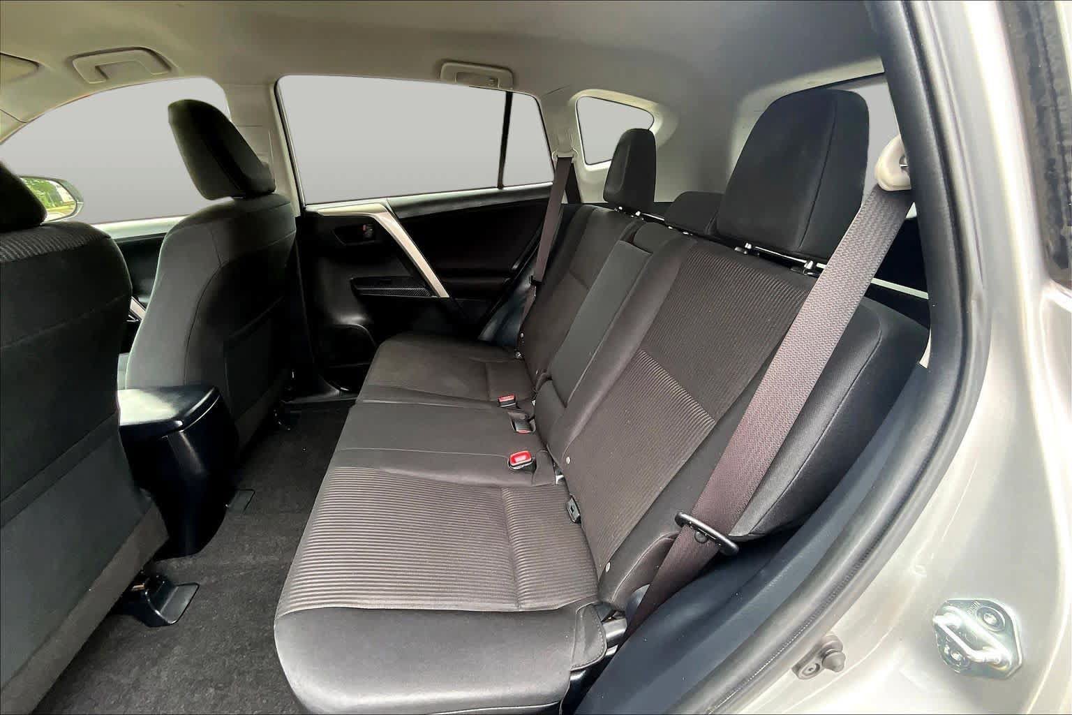 Used 2015 Toyota RAV4 LE FWD image 18