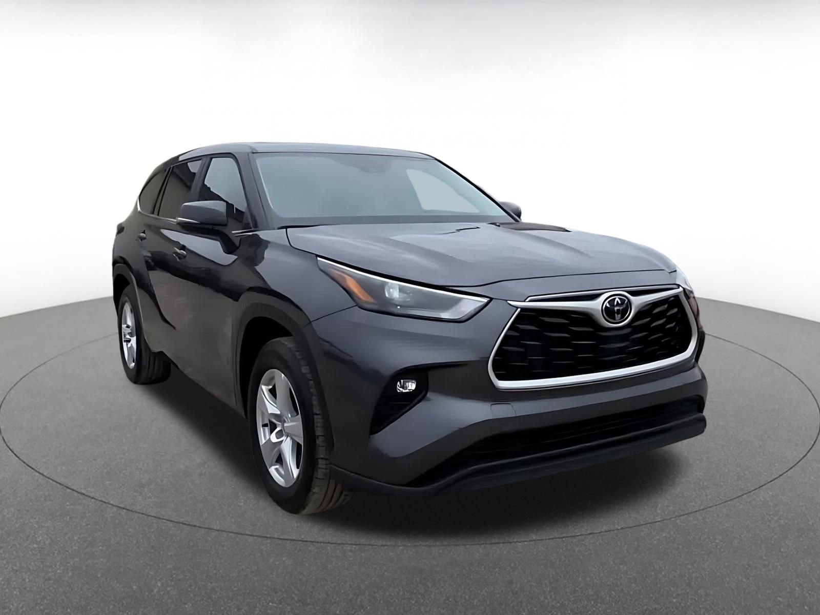 Used 2025 Toyota Highlander LE image 3