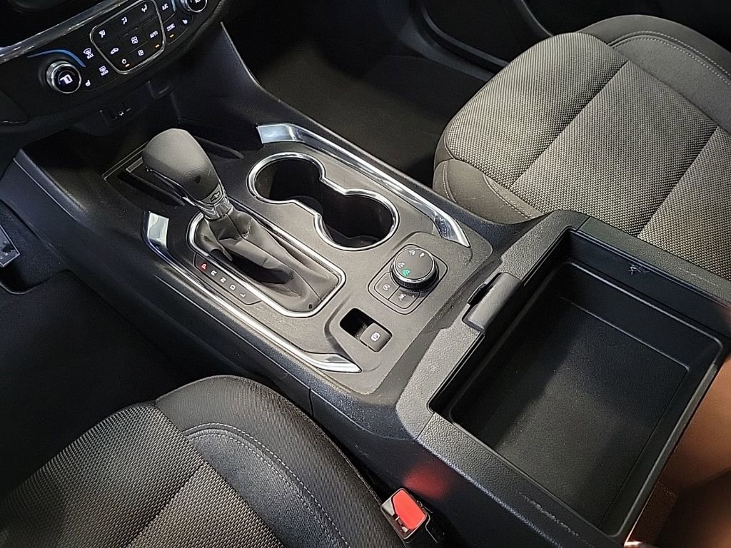 Used 2023 Chevrolet Traverse LT w/ Rear Camera Mirror Package image 9