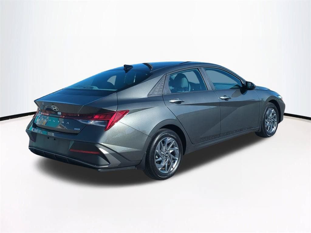 Used 2025 Hyundai Elantra Hybrid FWD image 5