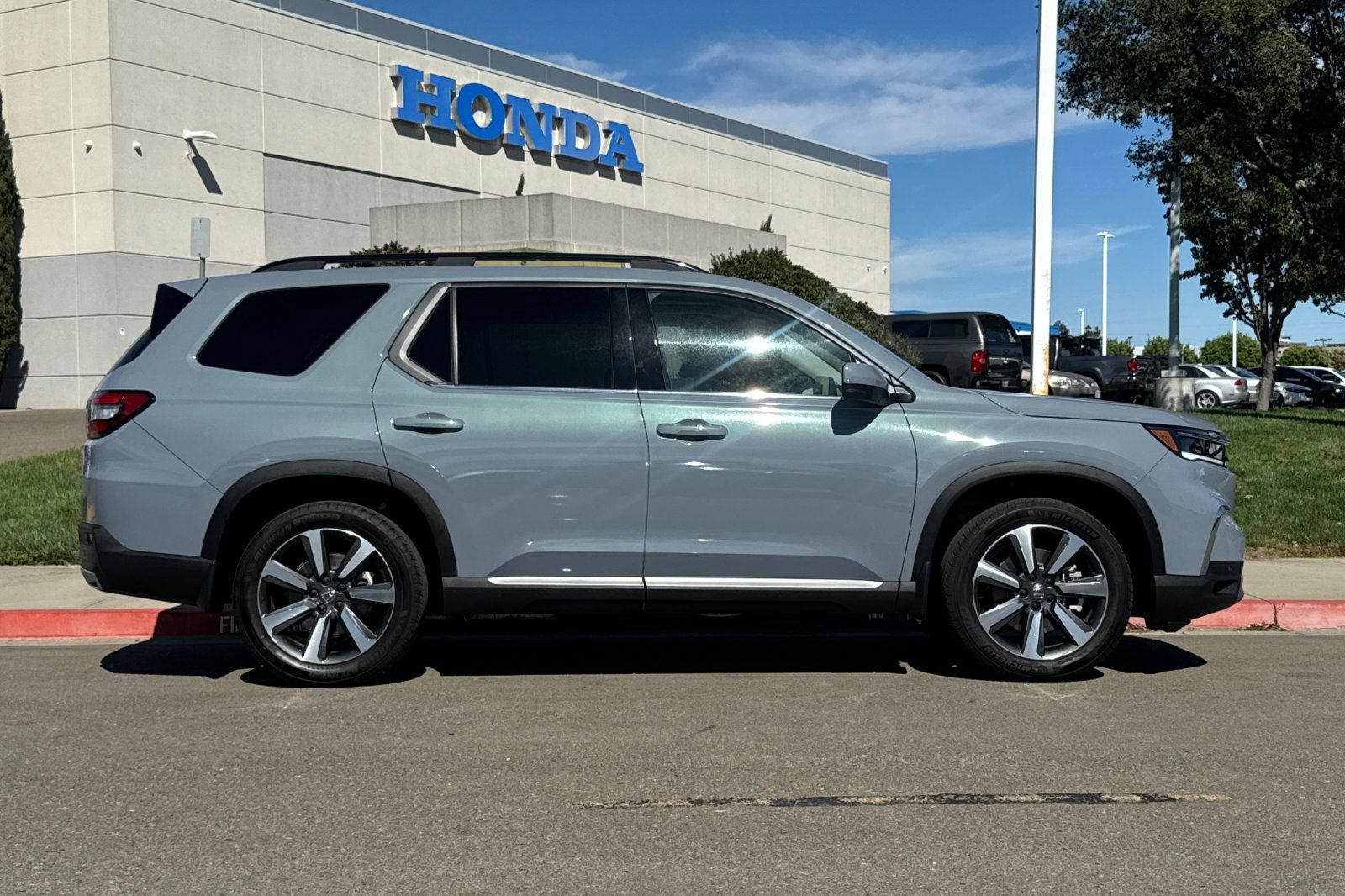 Used 2025 Honda Pilot Touring image 3