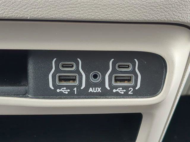 Certified 2023 Chrysler Pacifica Touring-L image 27