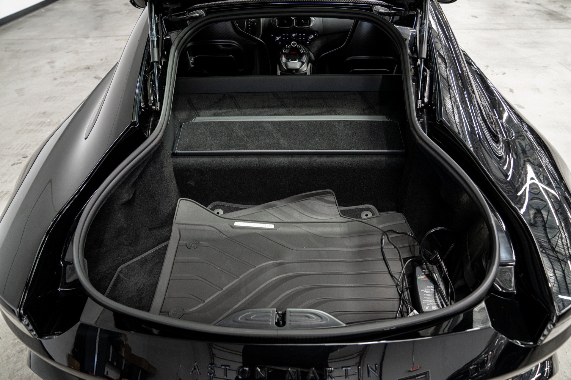 Used 2023 Aston Martin V8 Vantage Coupe RWD image 18