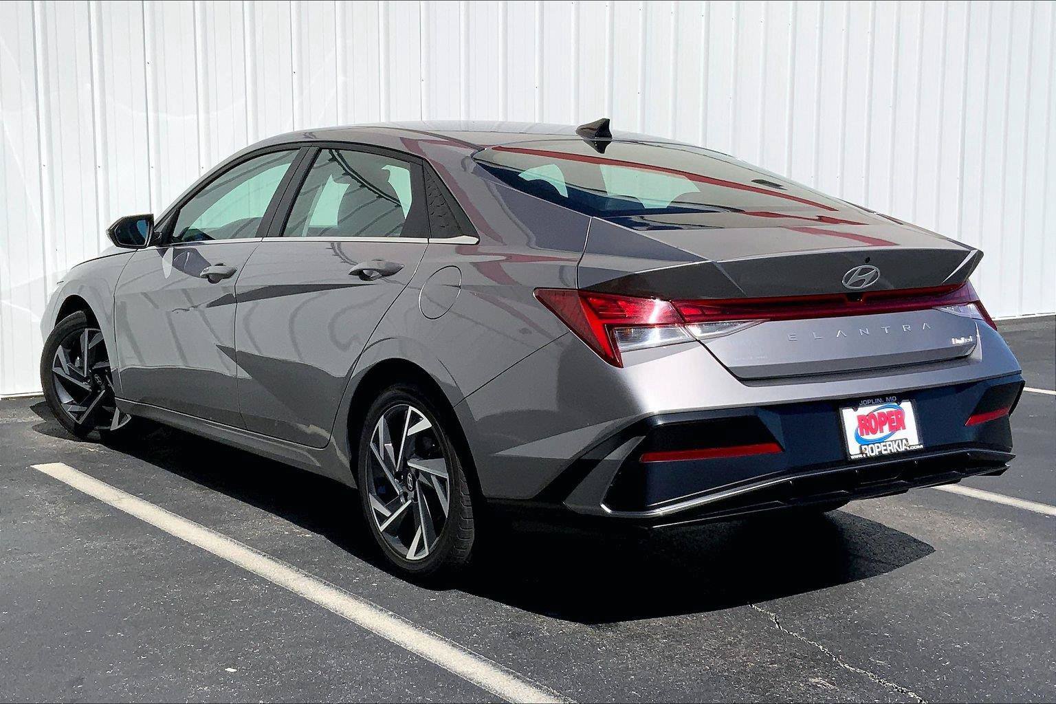 Used 2025 Hyundai Elantra Limited FWD image 10