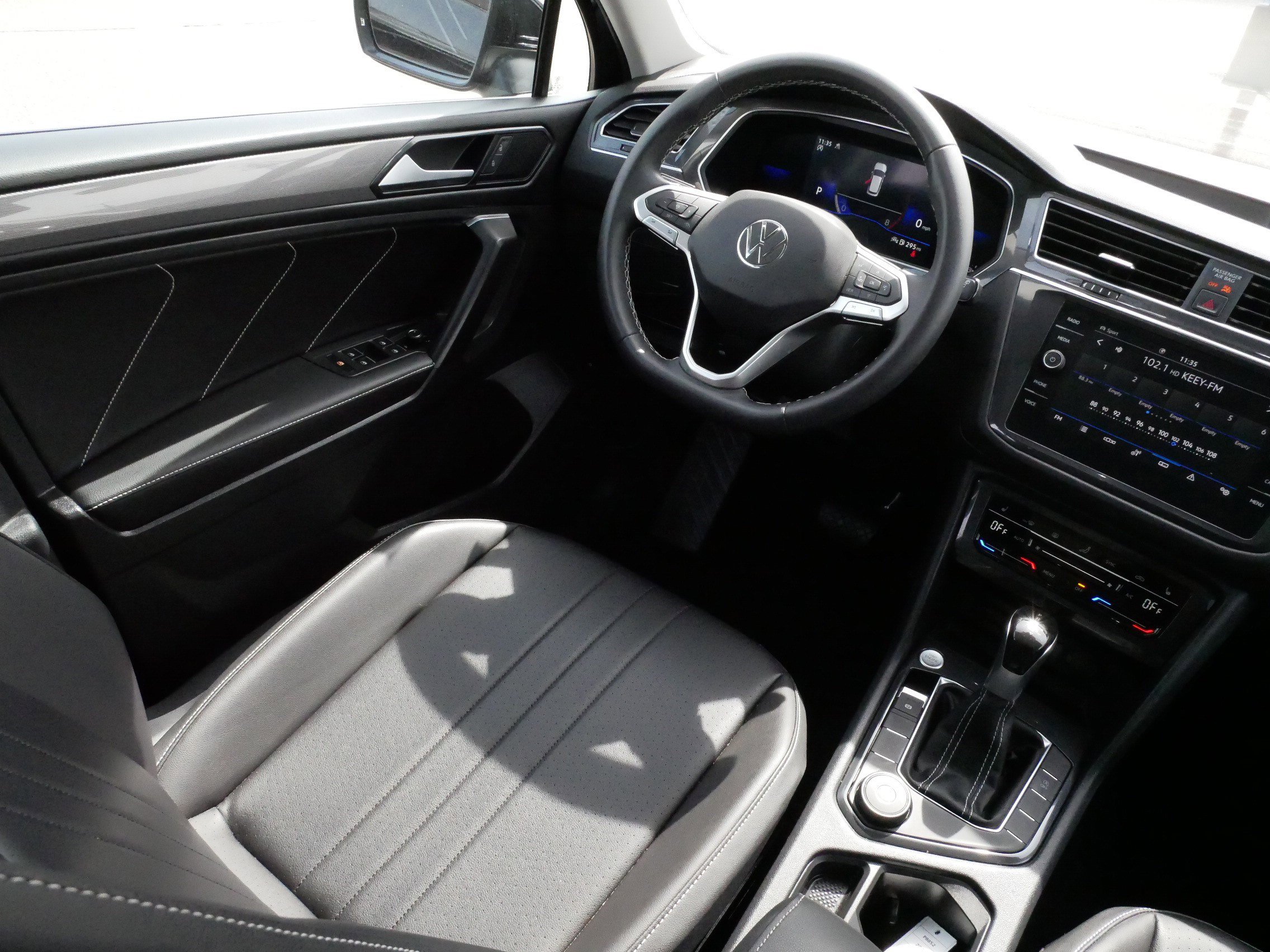 Certified 2023 Volkswagen Tiguan SE w/ Panoramic Sunroof Package image 9