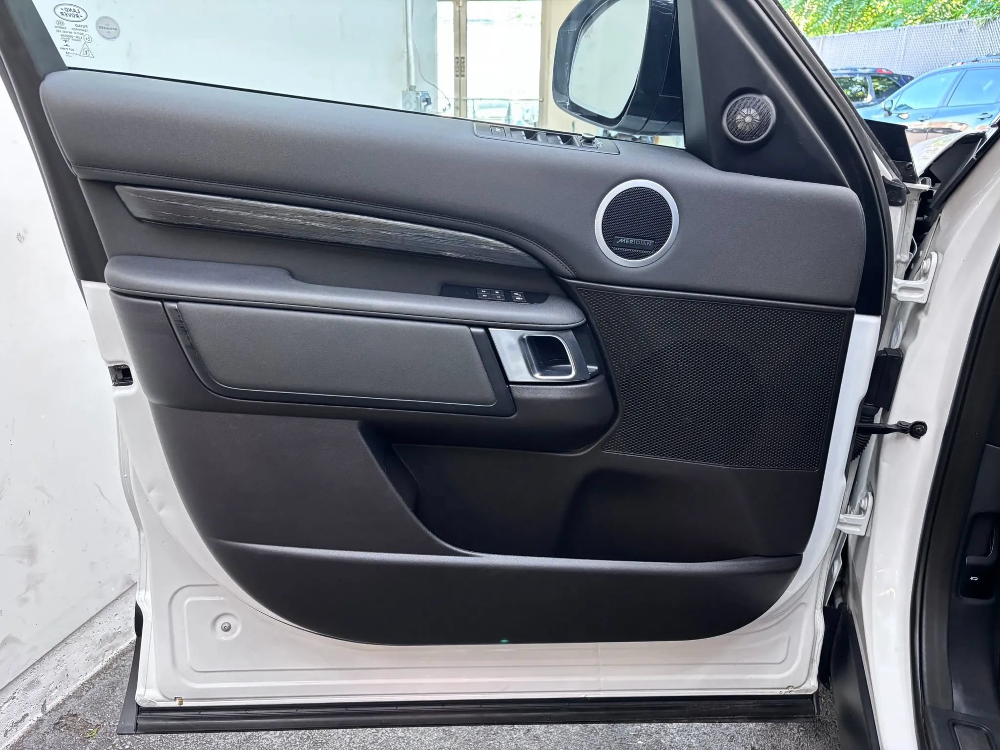 Used 2018 Land Rover Discovery HSE AWD/4WD image 19