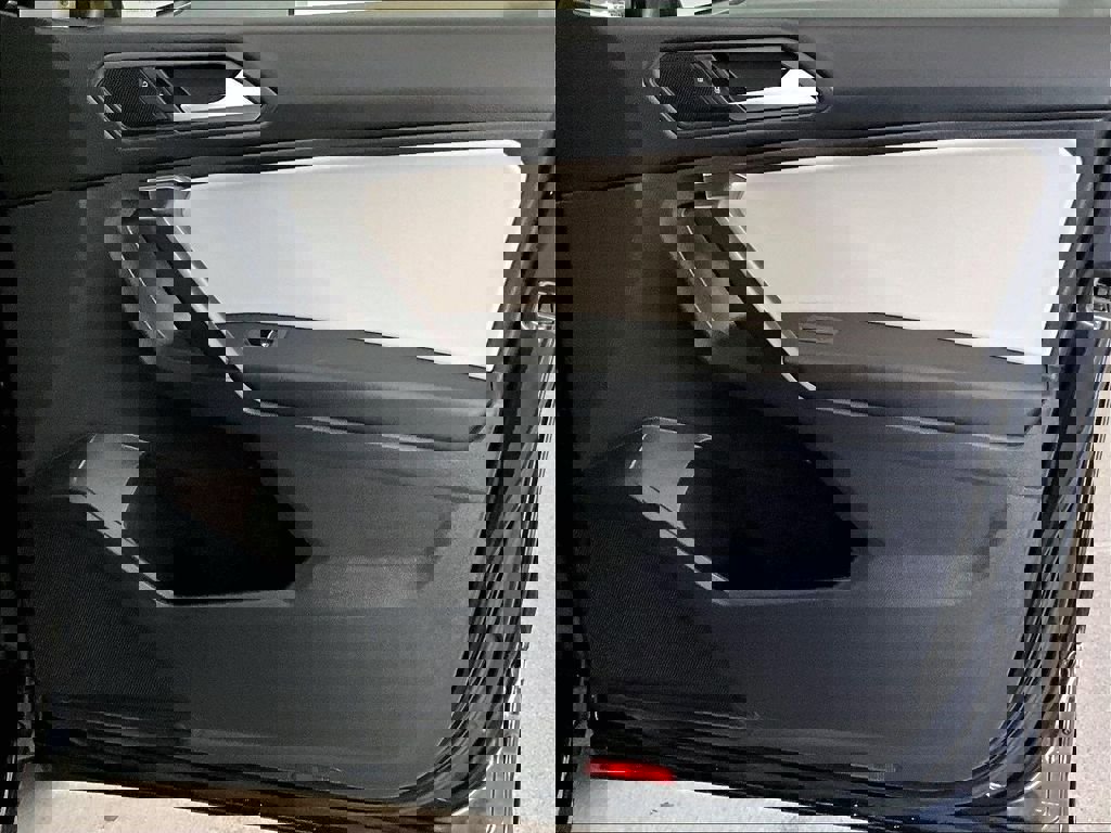 Used 2021 Volkswagen Tiguan SE AWD/4WD image 12