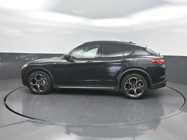 Used 2023 Alfa Romeo Stelvio Ti AWD/4WD image 2