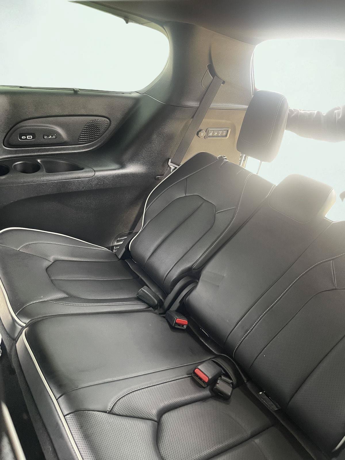 Used 2023 Chrysler Pacifica Limited w/ Uconnect Theater Family Group FWD image 4