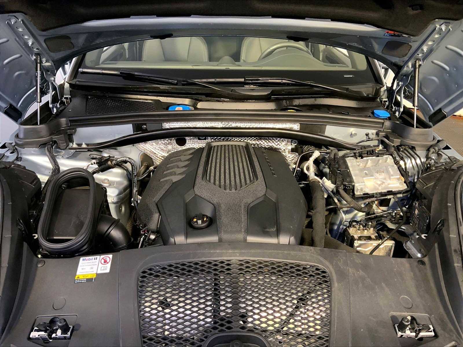 Certified 2023 Porsche Macan image 32