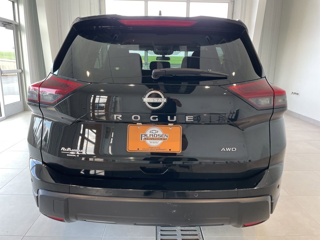 Used 2025 Nissan Rogue SV image 3