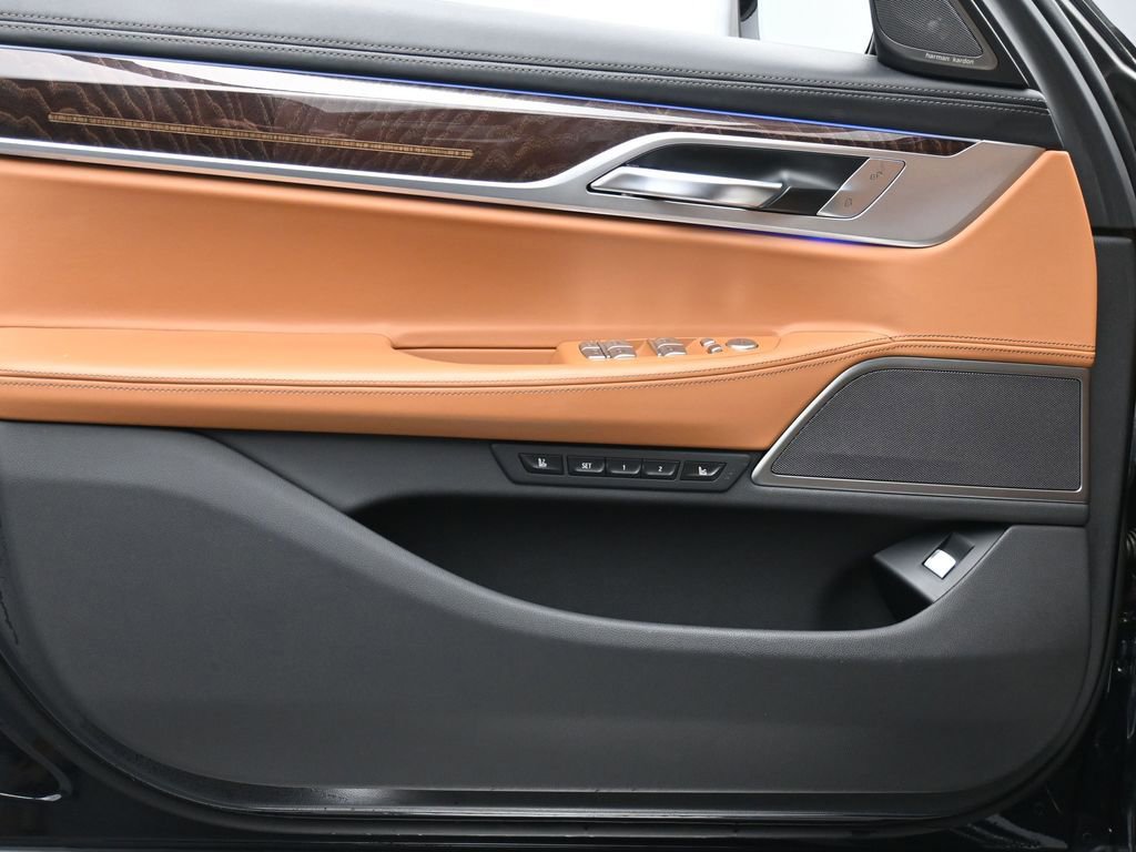 Used 2022 BMW 740i xDrive w/ M Sport Package image 9