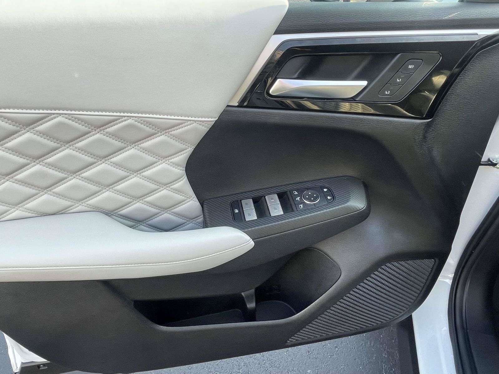 Used 2024 Mitsubishi Outlander SEL FWD image 17