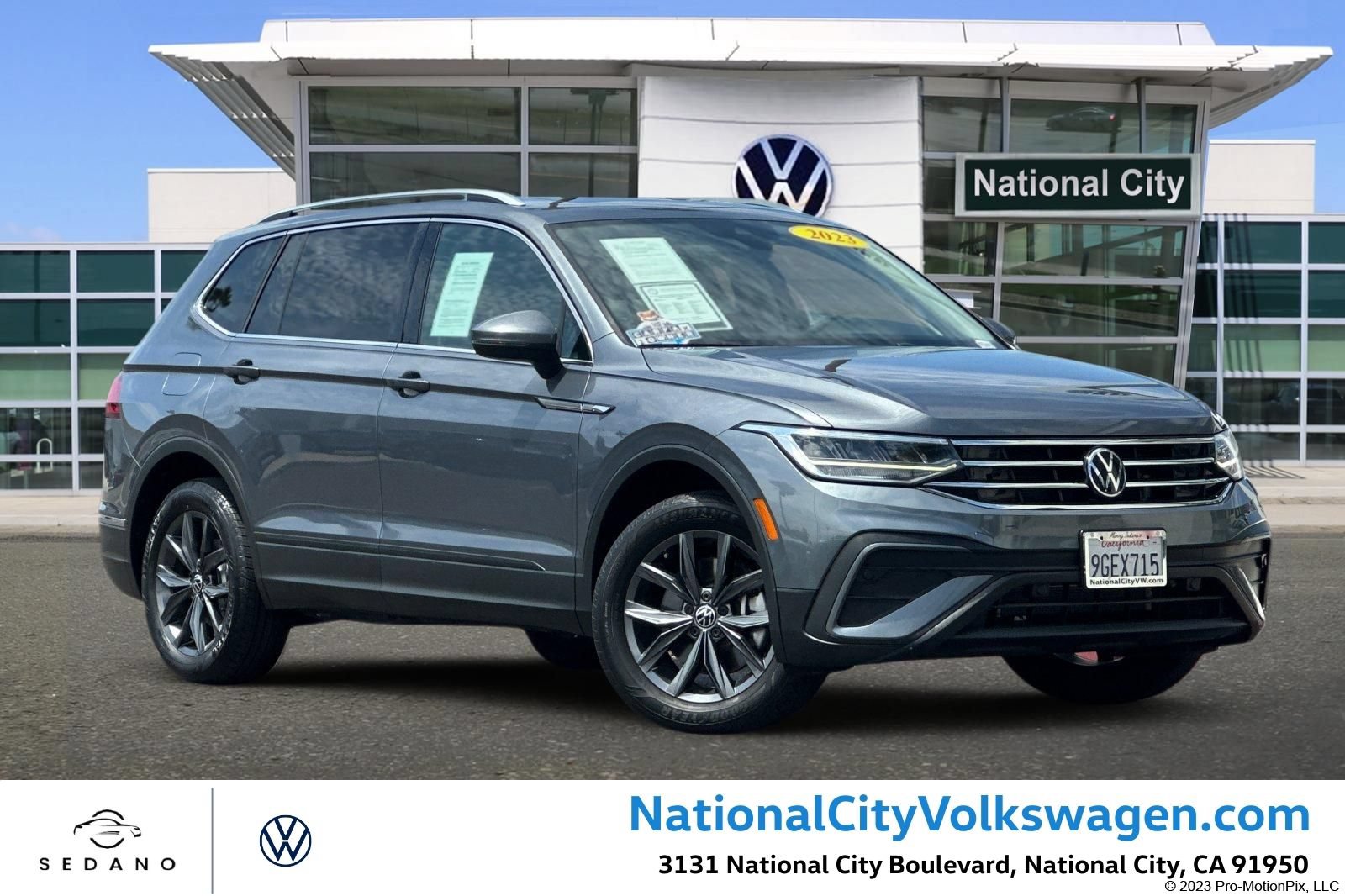 Used 2023 Volkswagen Tiguan SE w/ Panoramic Sunroof Package FWD image 1