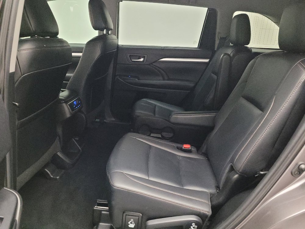 Used 2019 Toyota Highlander XLE image 18