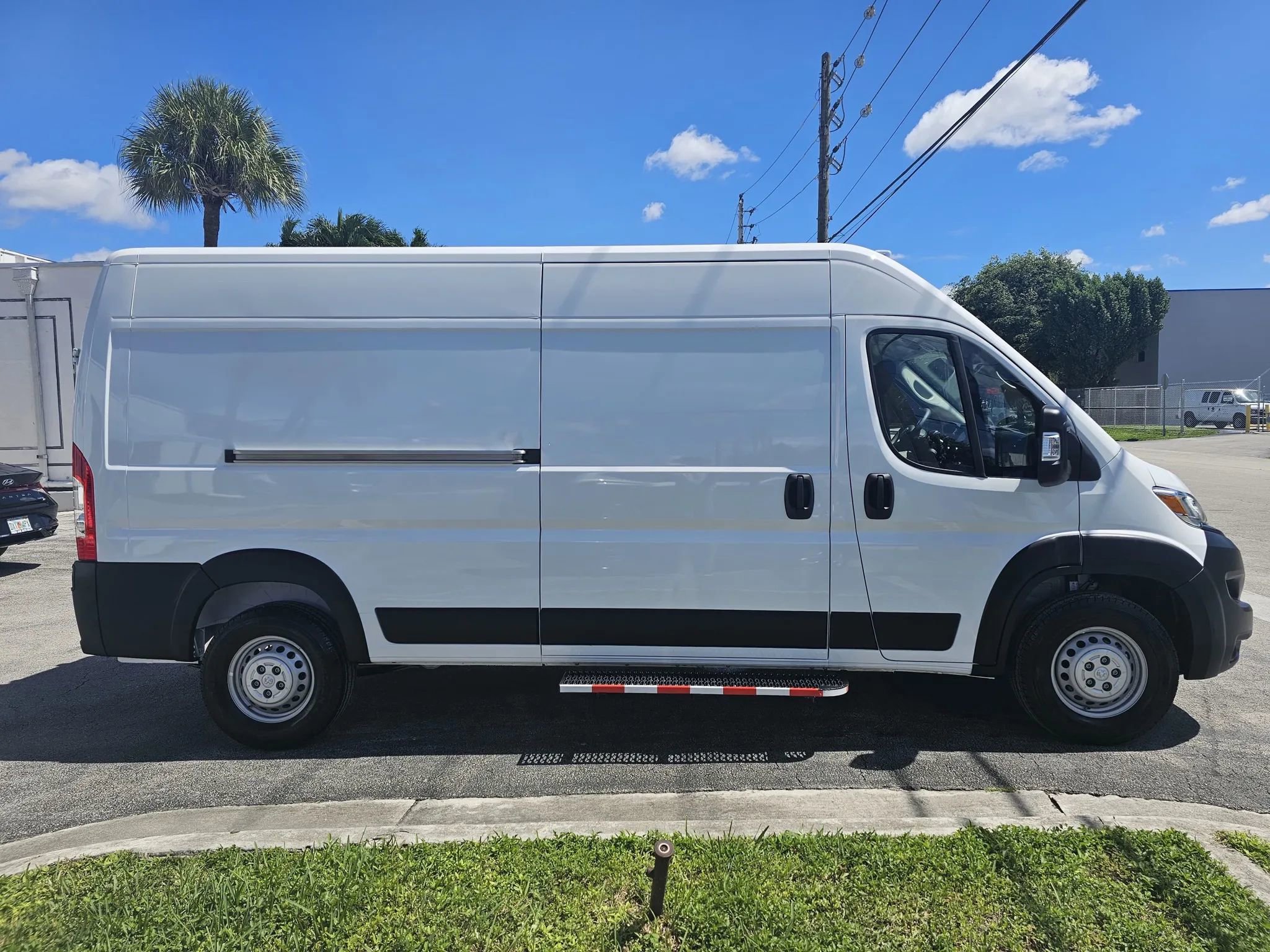 Used 2025 RAM ProMaster 2500 w/ Convenience Group image 4