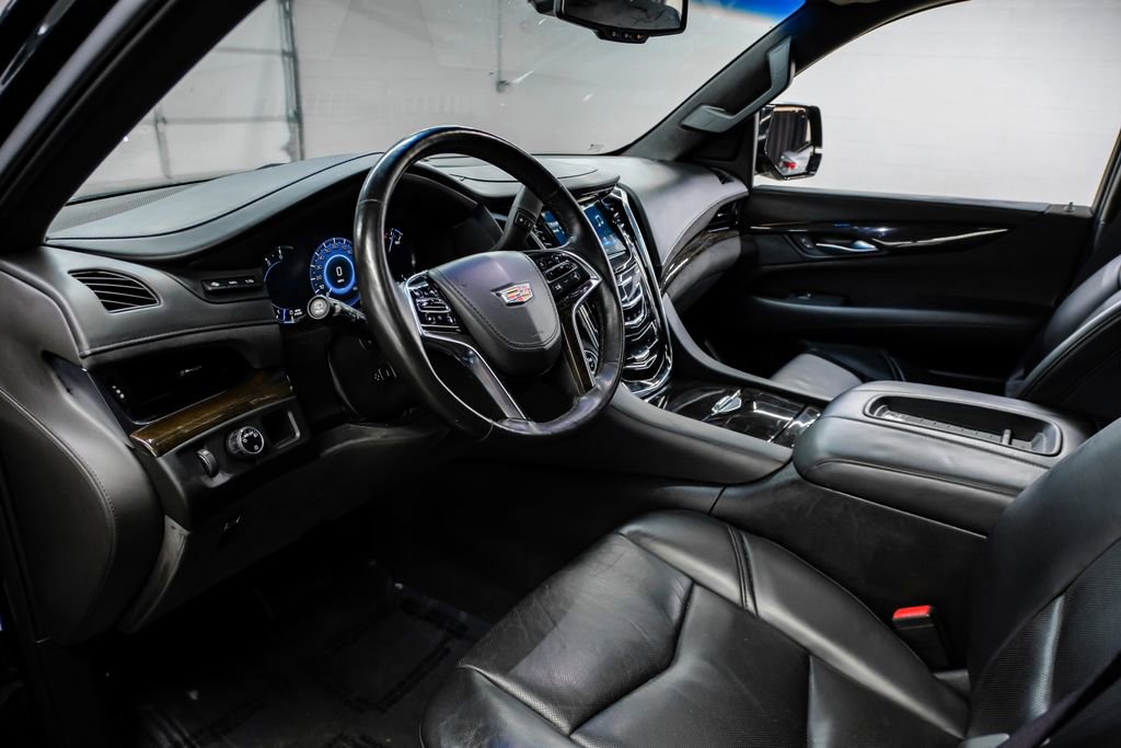 Used 2016 Cadillac Escalade Platinum RWD image 3