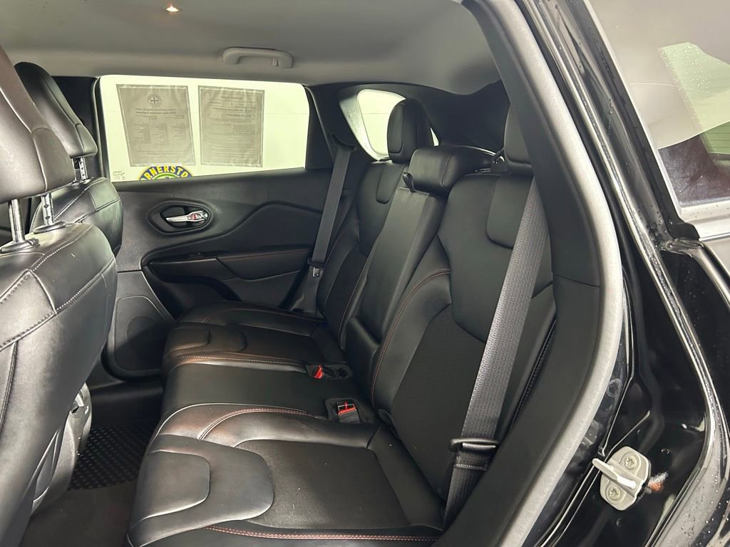 Used 2022 Jeep Cherokee Trailhawk w/ Comfort/Convenience Group AWD/4WD image 17
