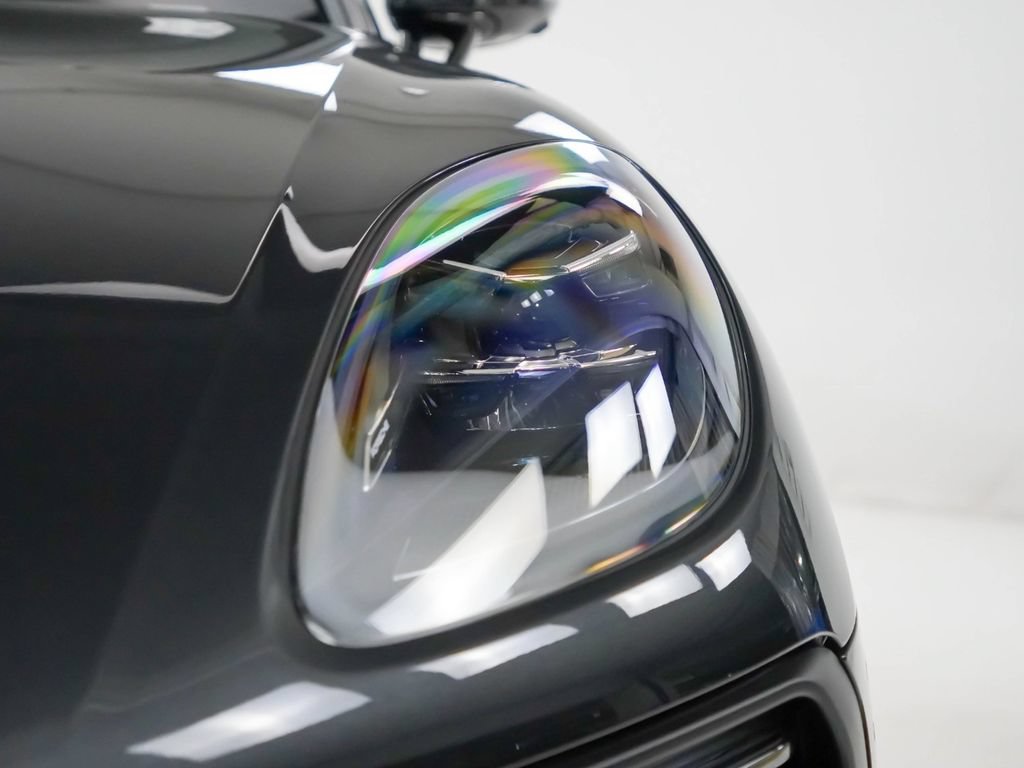 Certified 2026 Porsche Macan AWD/4WD image 8
