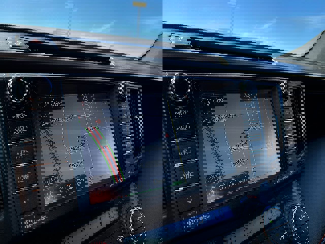 Used 2017 Toyota RAV4 SE image 38