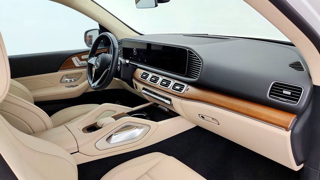 Used 2025 Mercedes-Benz GLE 450e 4MATIC w/ Winter Package image 24