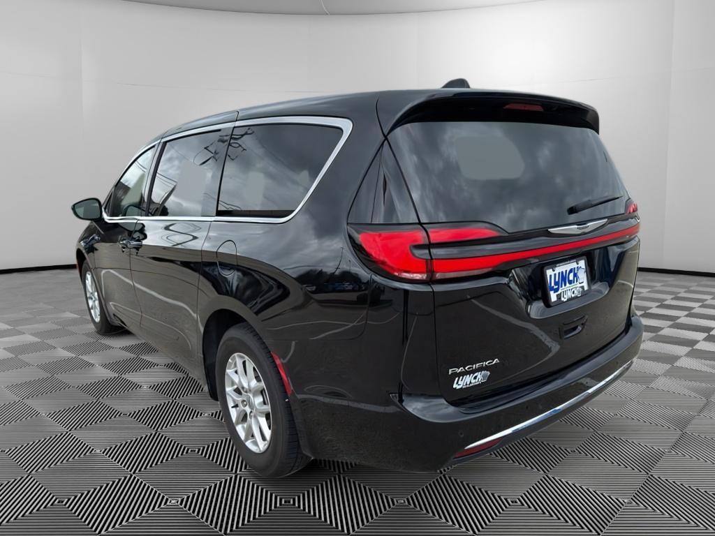 Used 2025 Chrysler Pacifica Select FWD image 3