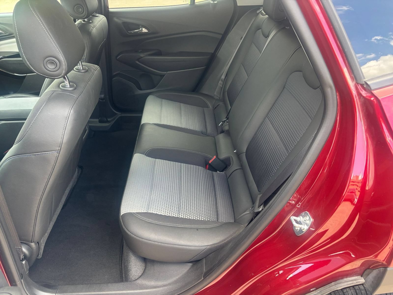 Used 2025 Chevrolet Trax LT FWD image 24