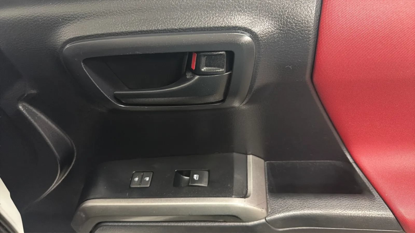 Used 2020 Toyota Tacoma SR5 RWD image 17