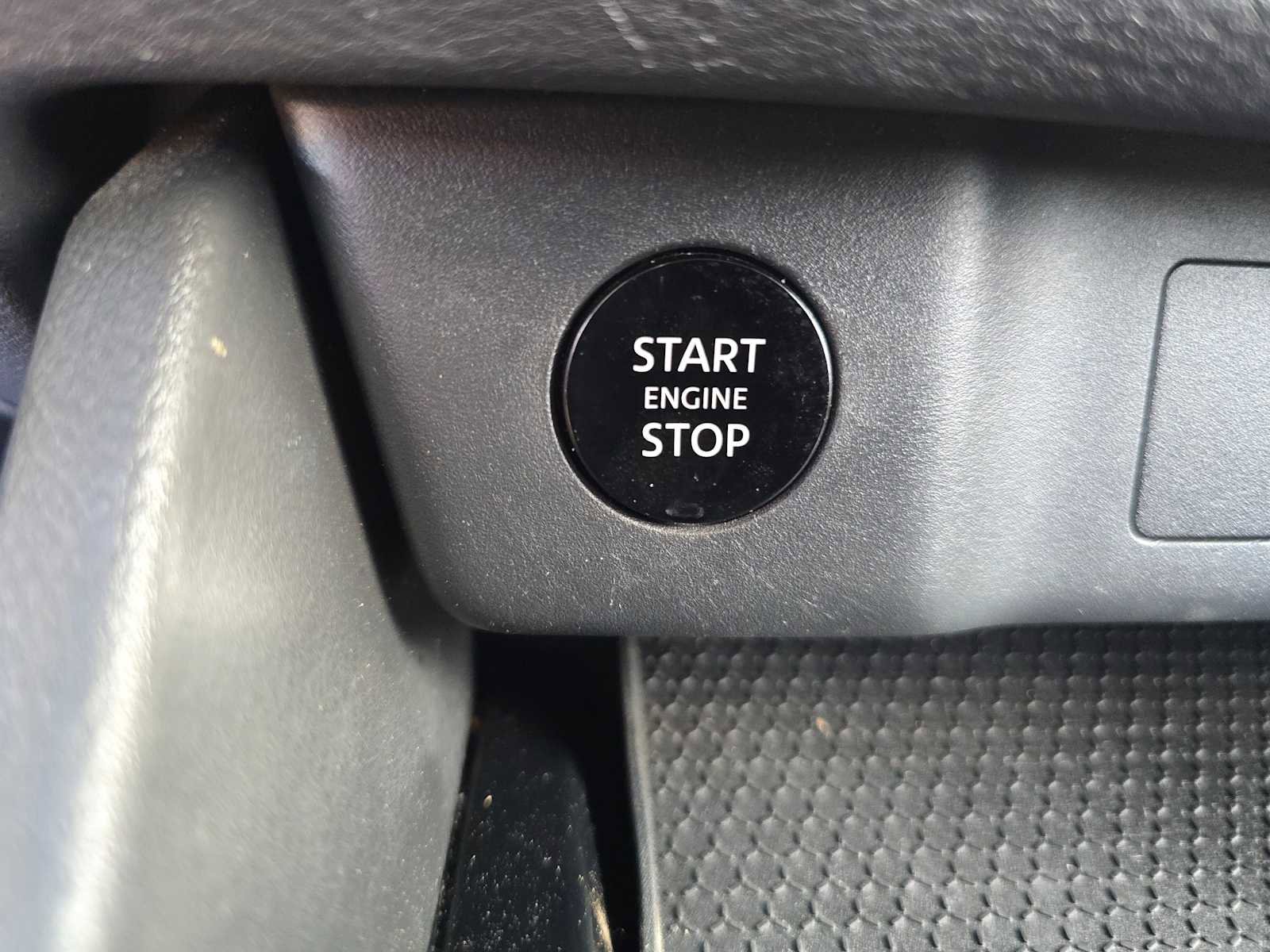 Used 2024 Nissan Rogue SV w/ SV Premium Package image 31