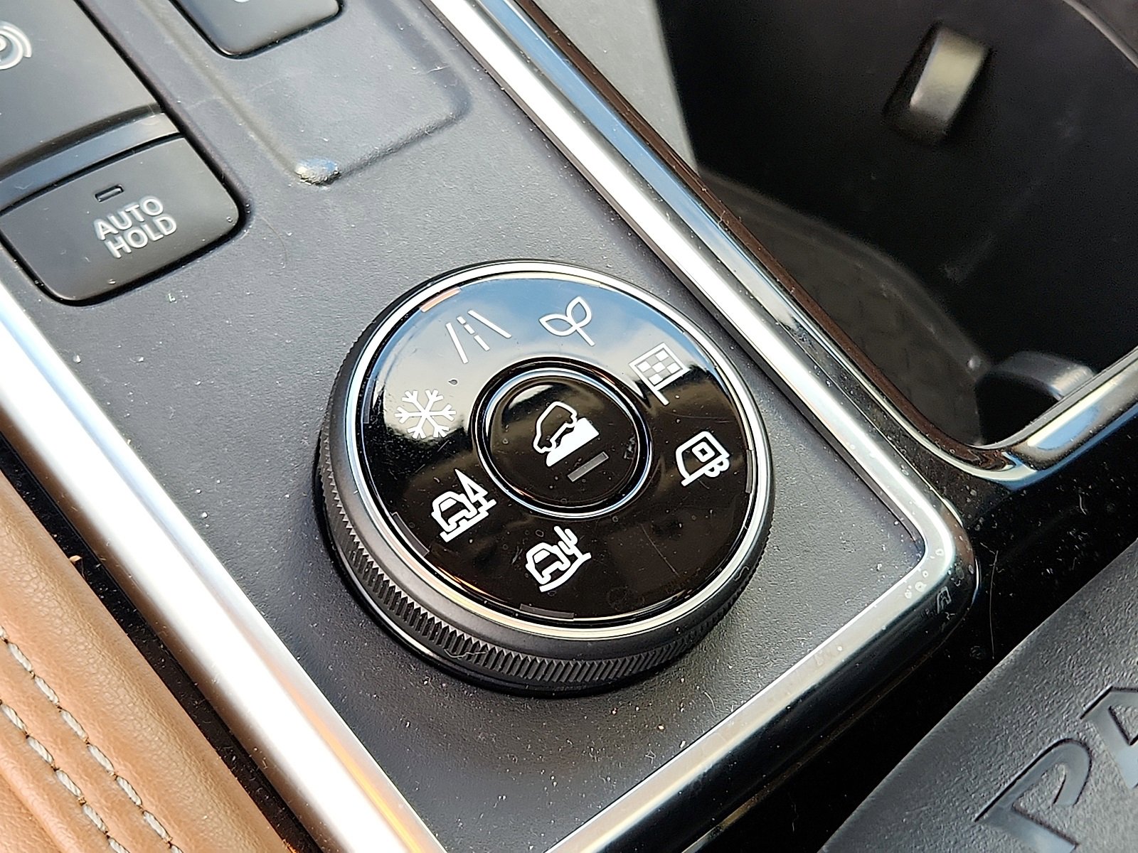 Used 2024 Nissan Pathfinder Platinum image 17