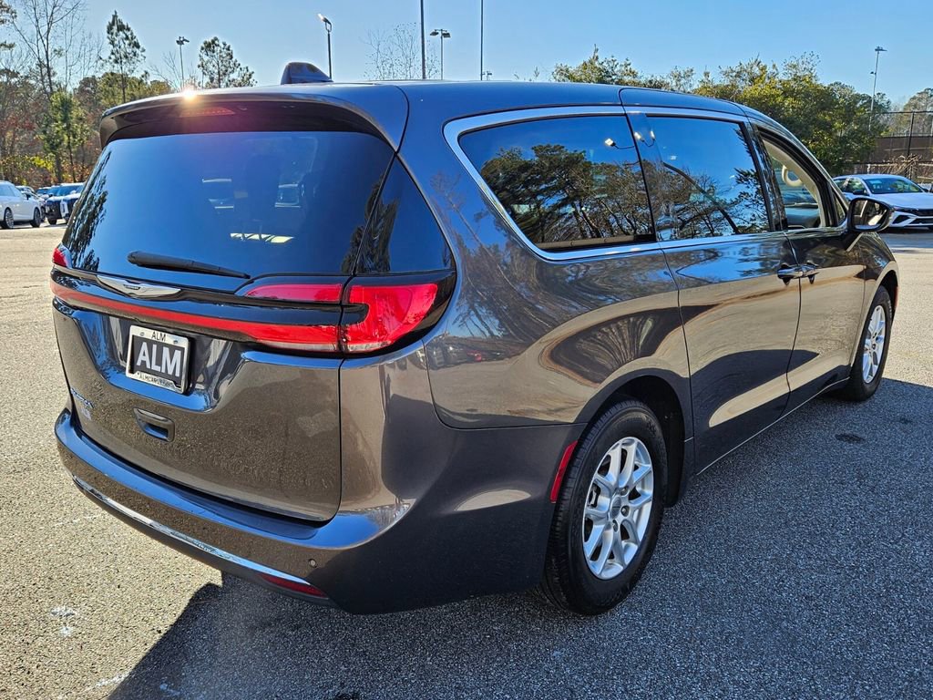Used 2023 Chrysler Pacifica Touring-L image 13