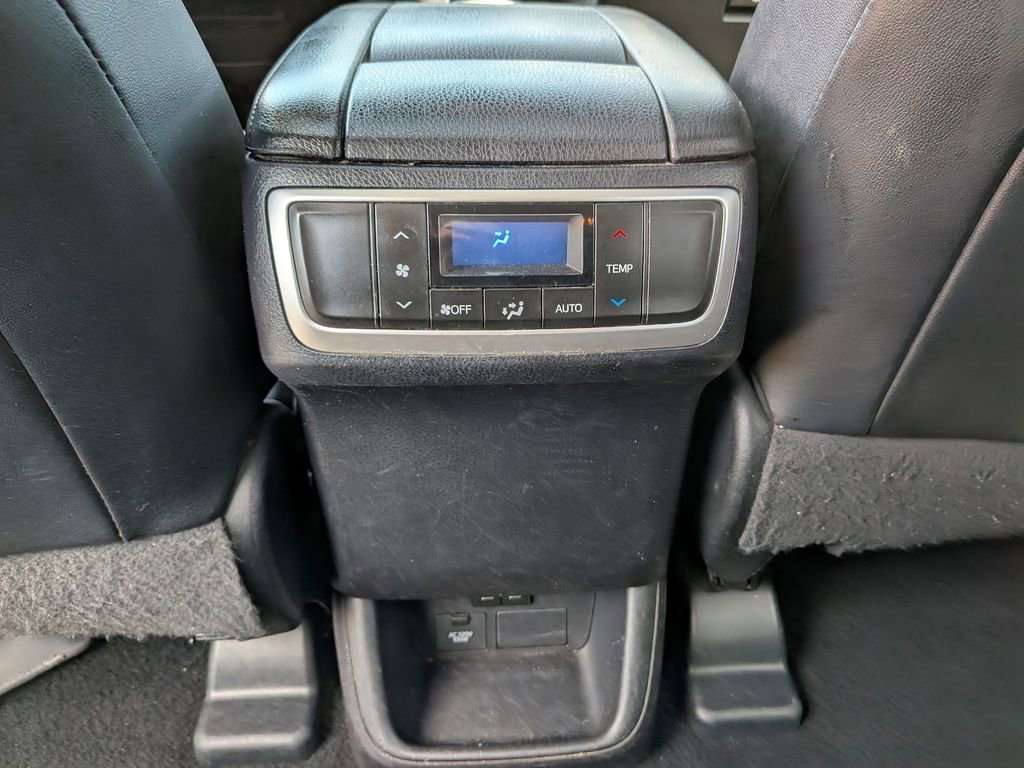 Used 2018 Toyota Highlander SE image 36