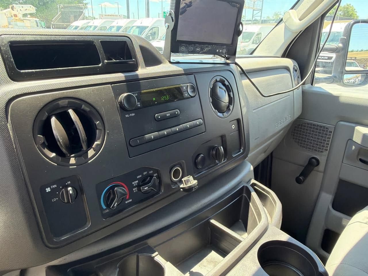 Used 2016 Ford E-450 and Econoline 450 Super Duty w/ Exterior Upgrade Package RWD image 19