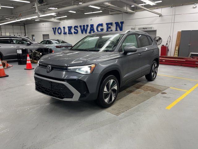 New 2026 Volkswagen Taos SE image 1