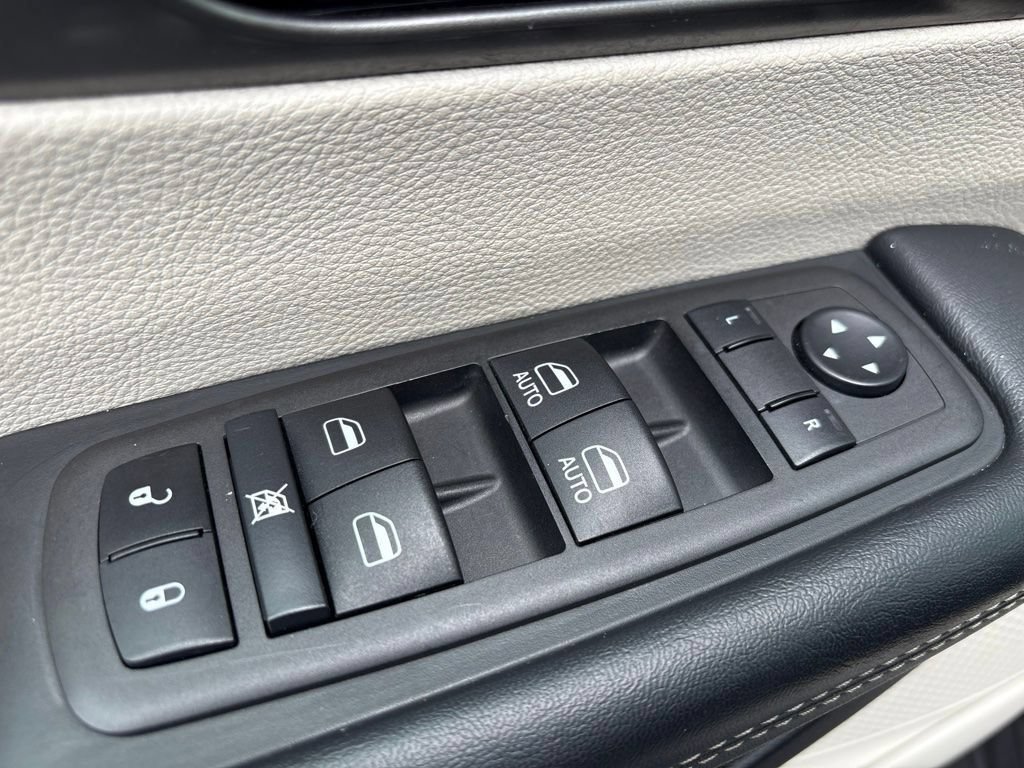 Used 2023 Chrysler Pacifica Touring-L FWD image 10