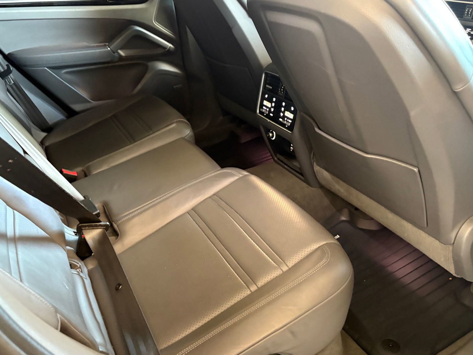 Used 2023 Porsche Cayenne Coupe AWD/4WD image 36