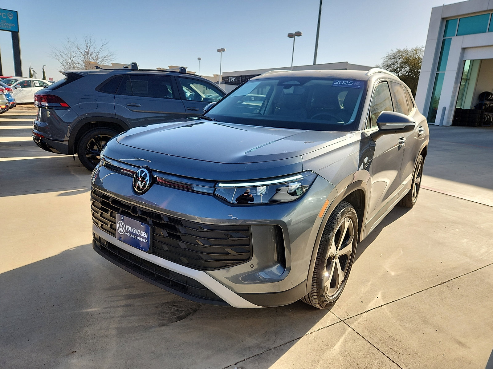 Certified 2025 Volkswagen Tiguan SE image 3