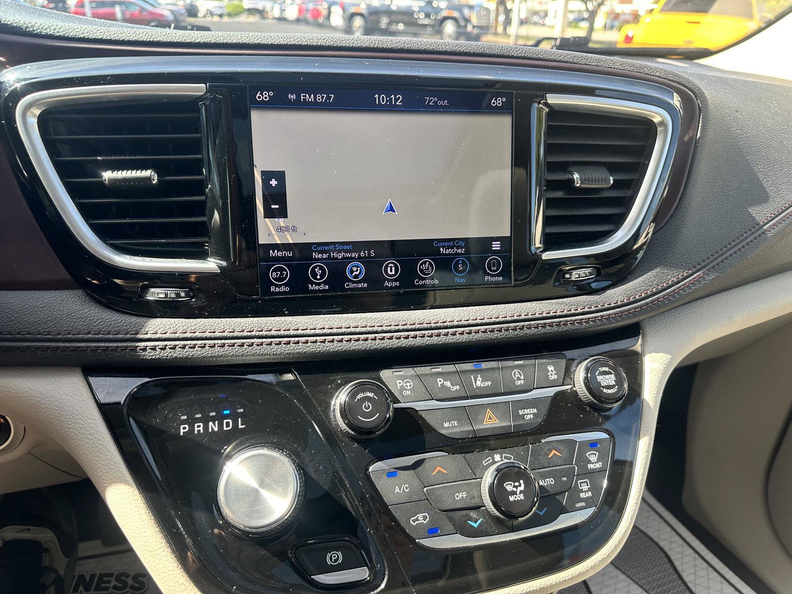 Used 2018 Chrysler Pacifica Limited w/ Tire & Wheel Group FWD image 34