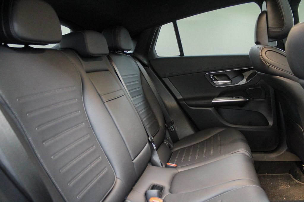 Used 2025 Mercedes-Benz GLC 300 4MATIC image 27